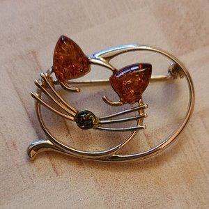 925 silver cat brooch pin with resin ears and nose outlined laying cat